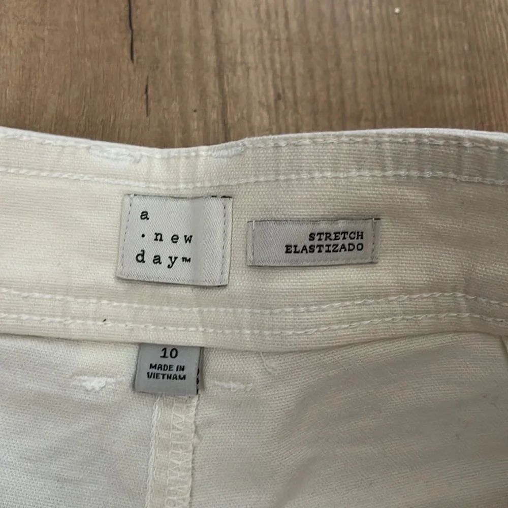 white shorts - Picture 3 of 4